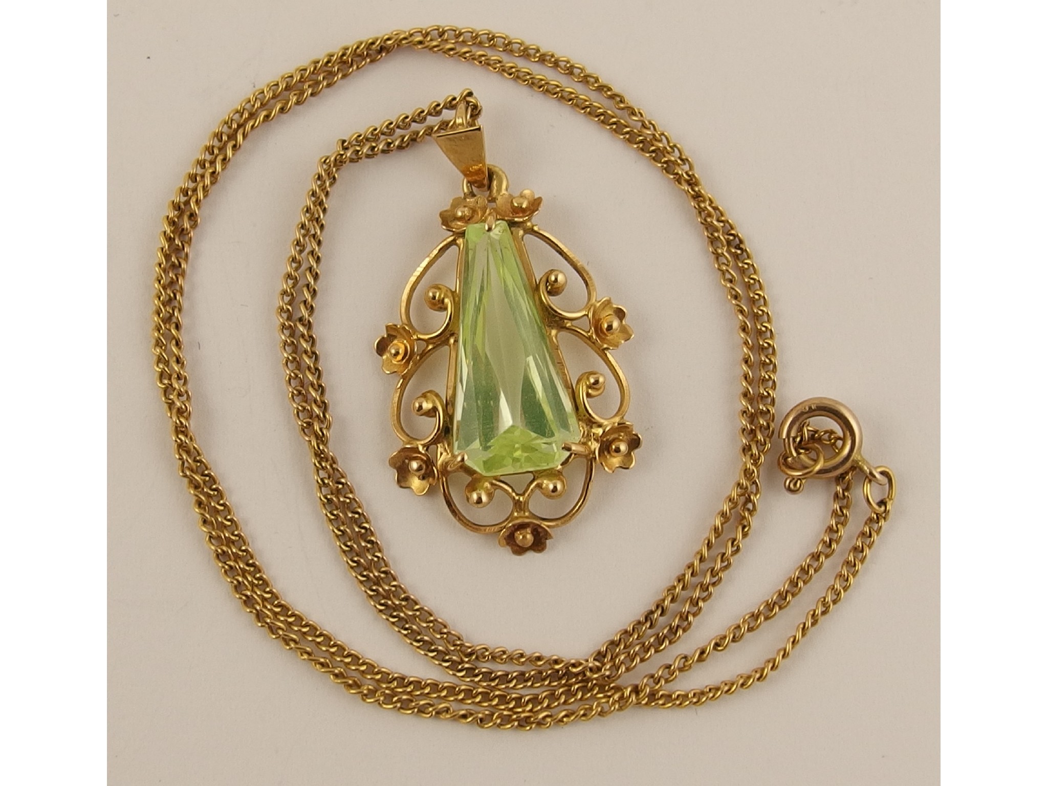 Appraisal: A yellow metal pendant set with a faceted uranium glass