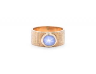 Appraisal: A BLUE STAR SAPPHIRE GENTLEMEN'S RING A BLUE STAR SAPPHIRE