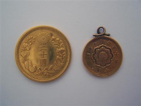 Appraisal: Two Japanese gold coins the larger GVF small example with