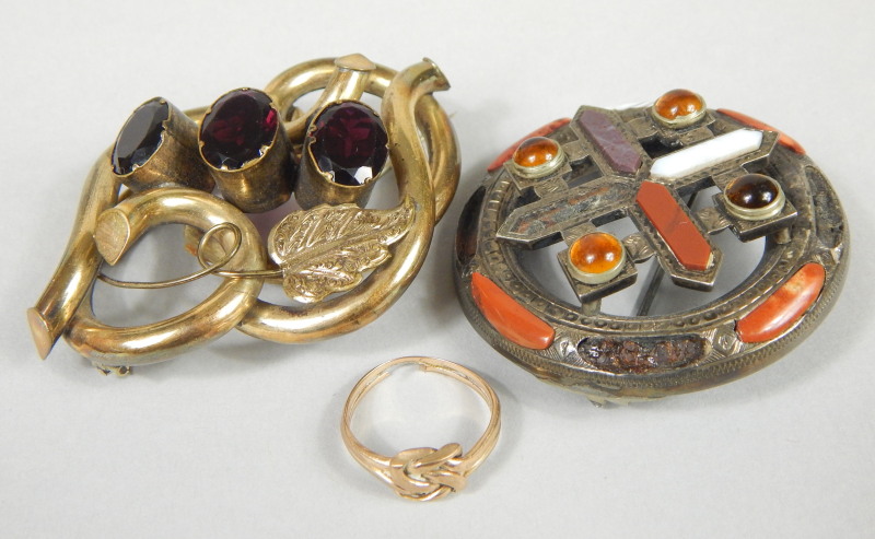 Appraisal: Three items of jewellery to include a ct gold ring