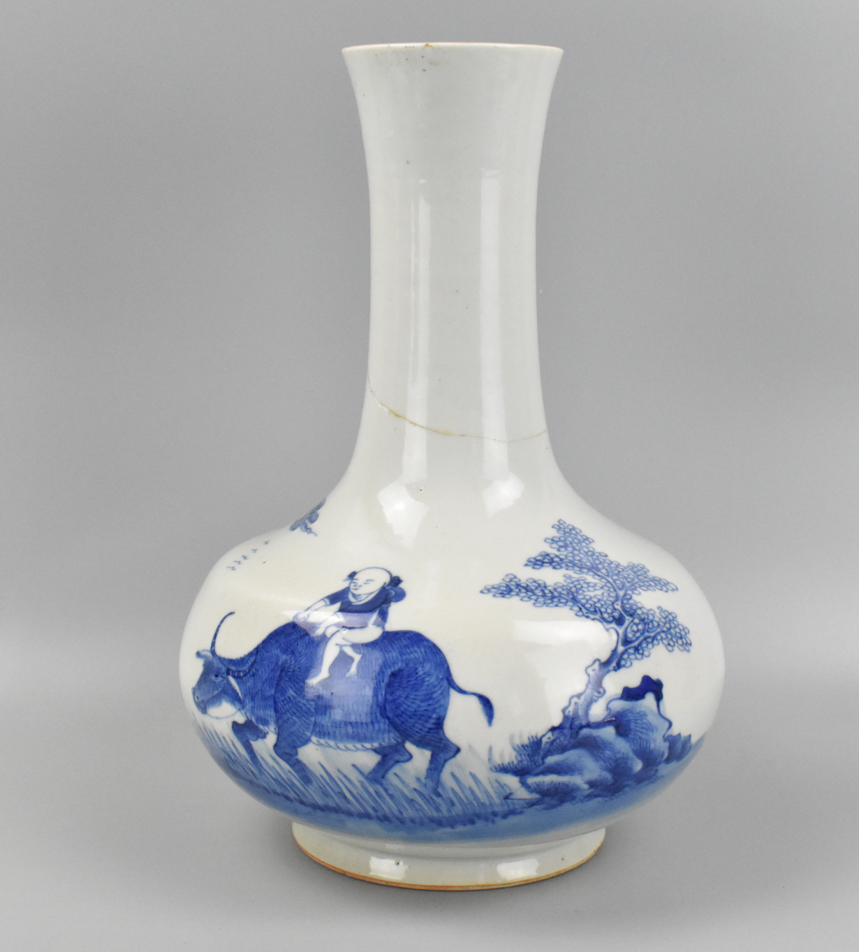 Appraisal: A Chinese porcelain blue and white globular base vase with