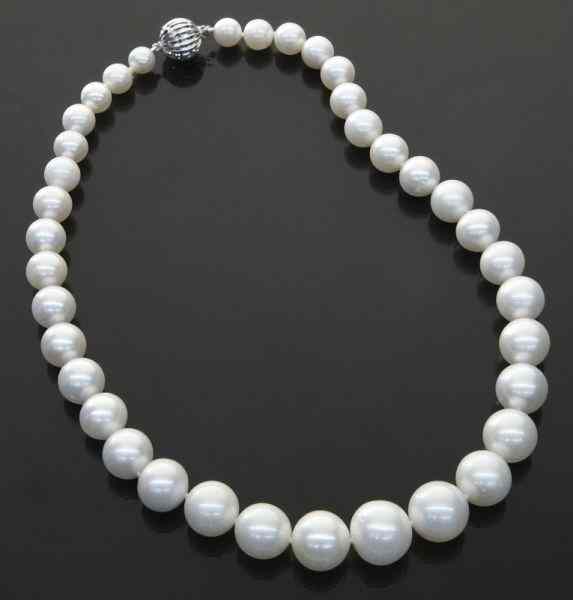 Appraisal: K gold and South Sea pearl necklacehaving white South Sea