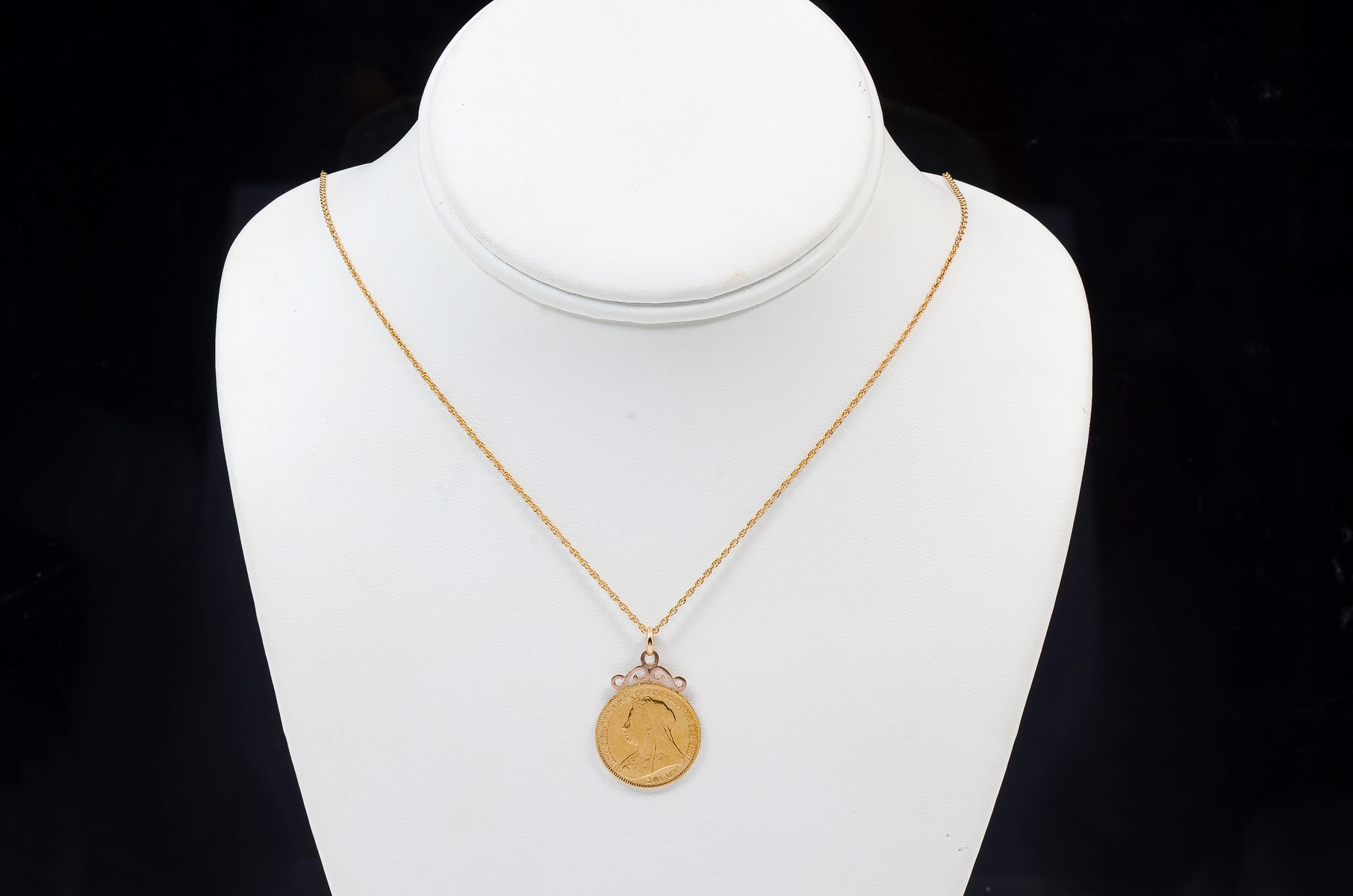 Appraisal: SOVEREIGN COIN PENDANT WITH K ROPE CHAIN Victoria sovereign coin