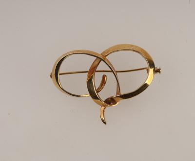 Appraisal: An ct gold brooch London of entwined ribbon form cm