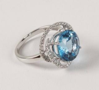 Appraisal: K WHITE GOLD DIAMOND AND BLUE TOPAZ RING HAVING CTW