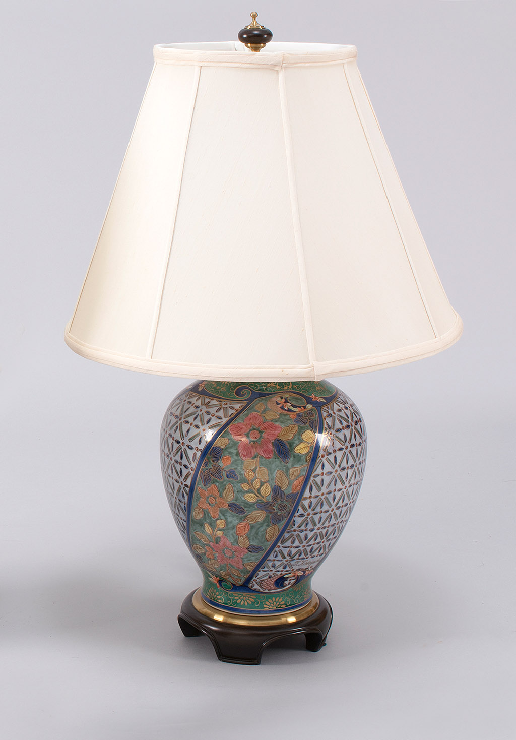 Appraisal: CONTEMPORARY PORCELAIN TABLE LAMP with Imari-style design Asian-style wood base