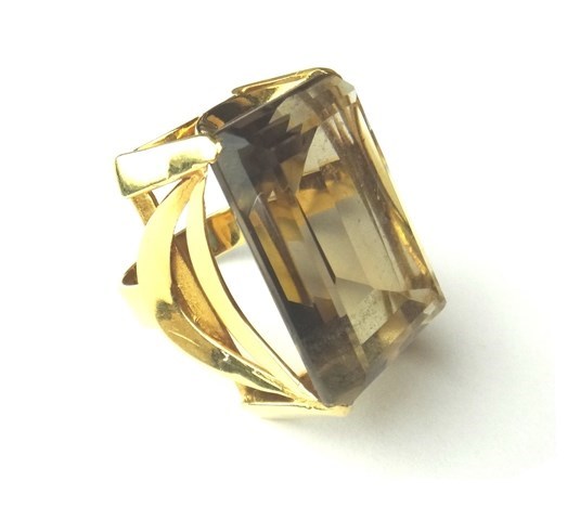 Appraisal: A gold ring claw set with a large rectangular step