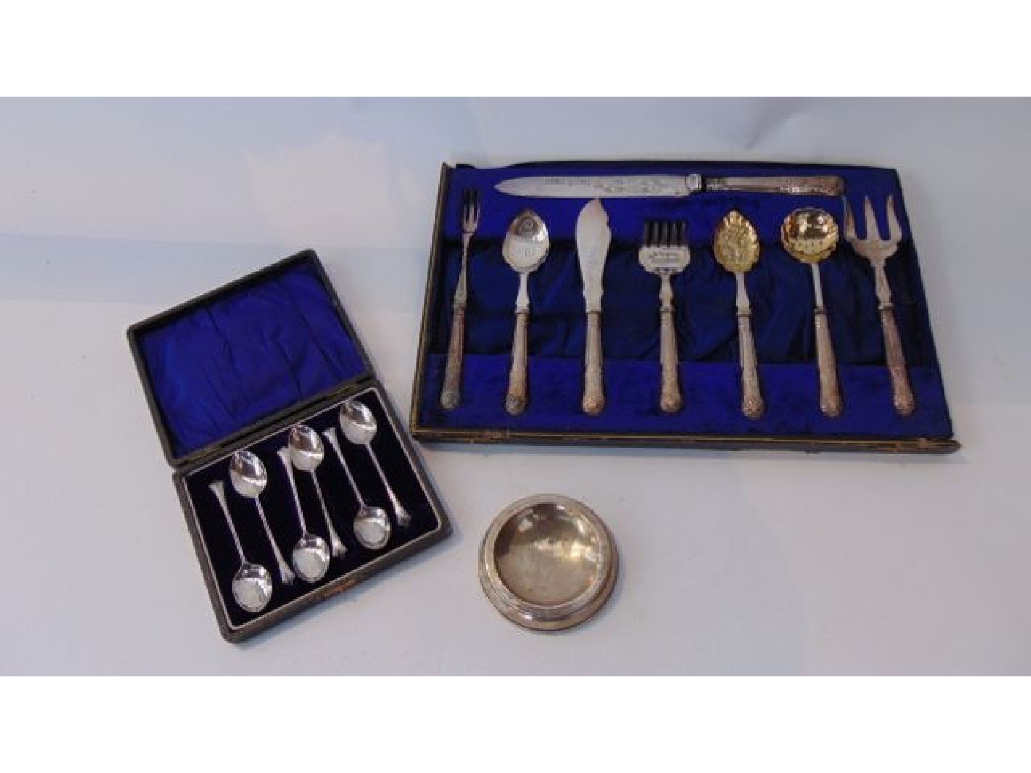 Appraisal: A George V silver-handled condiment serving set John Sanderson Sheffield