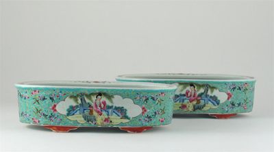 Appraisal: A pair of Chinese small oval jardini res standing on