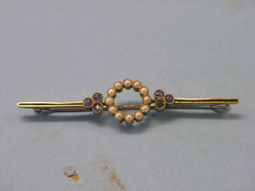 Appraisal: An Edwardian ct gold bar brooch circular design of seed