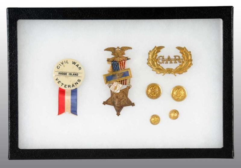 Appraisal: Lot of Civil War Pins Buttons Description Includes one Civil