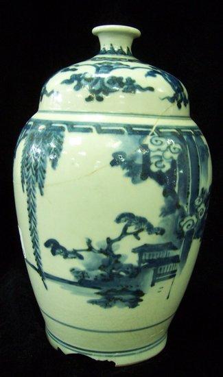 Appraisal: An early th Century Chinese blue and white vase with