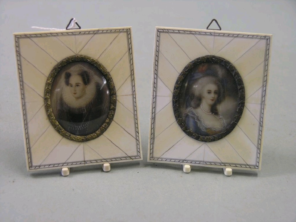 Appraisal: A pair of portrait miniatures Elizabethan lady and a Georgian