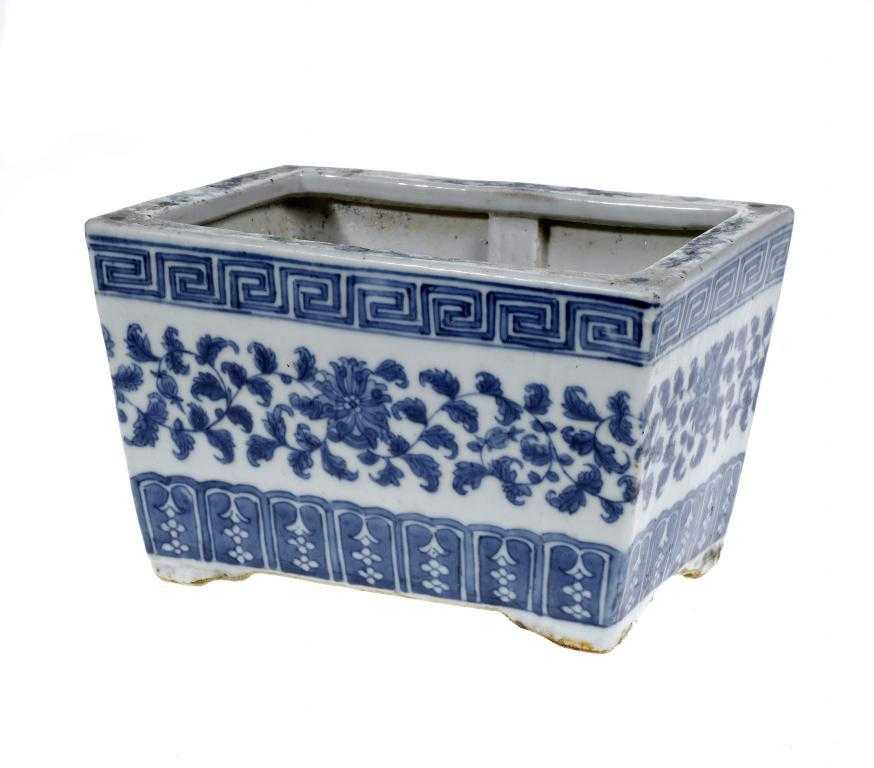 Appraisal: A CHINESE PORCELAIN RECTANGULAR JARDINIERE with flared sides and painted