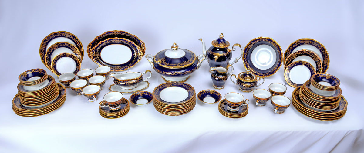 Appraisal: WEIMAR KOBALT KATHARINA PATTERN CHINA SERVICE Approx pieces in the