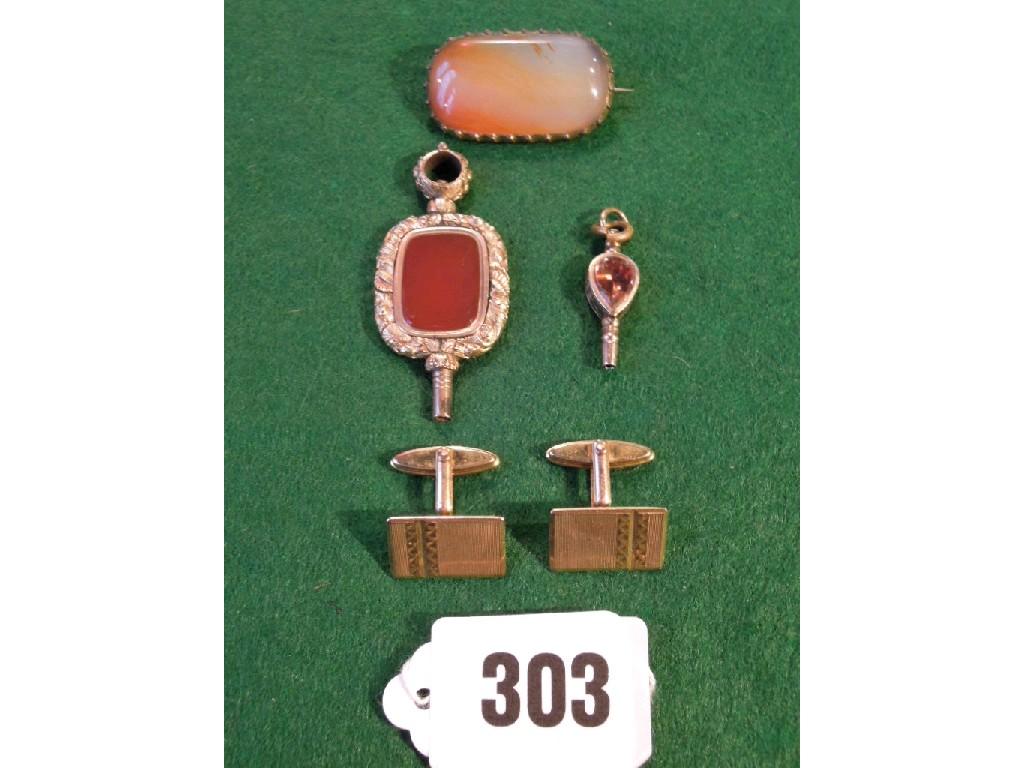 Appraisal: An early th century agate-set watch key an agate brooch