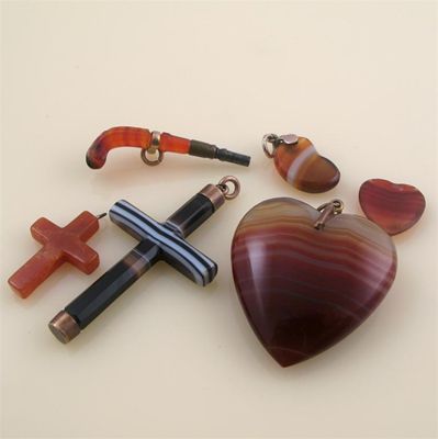 Appraisal: Six items of carved agate Including a heart shaped pendant