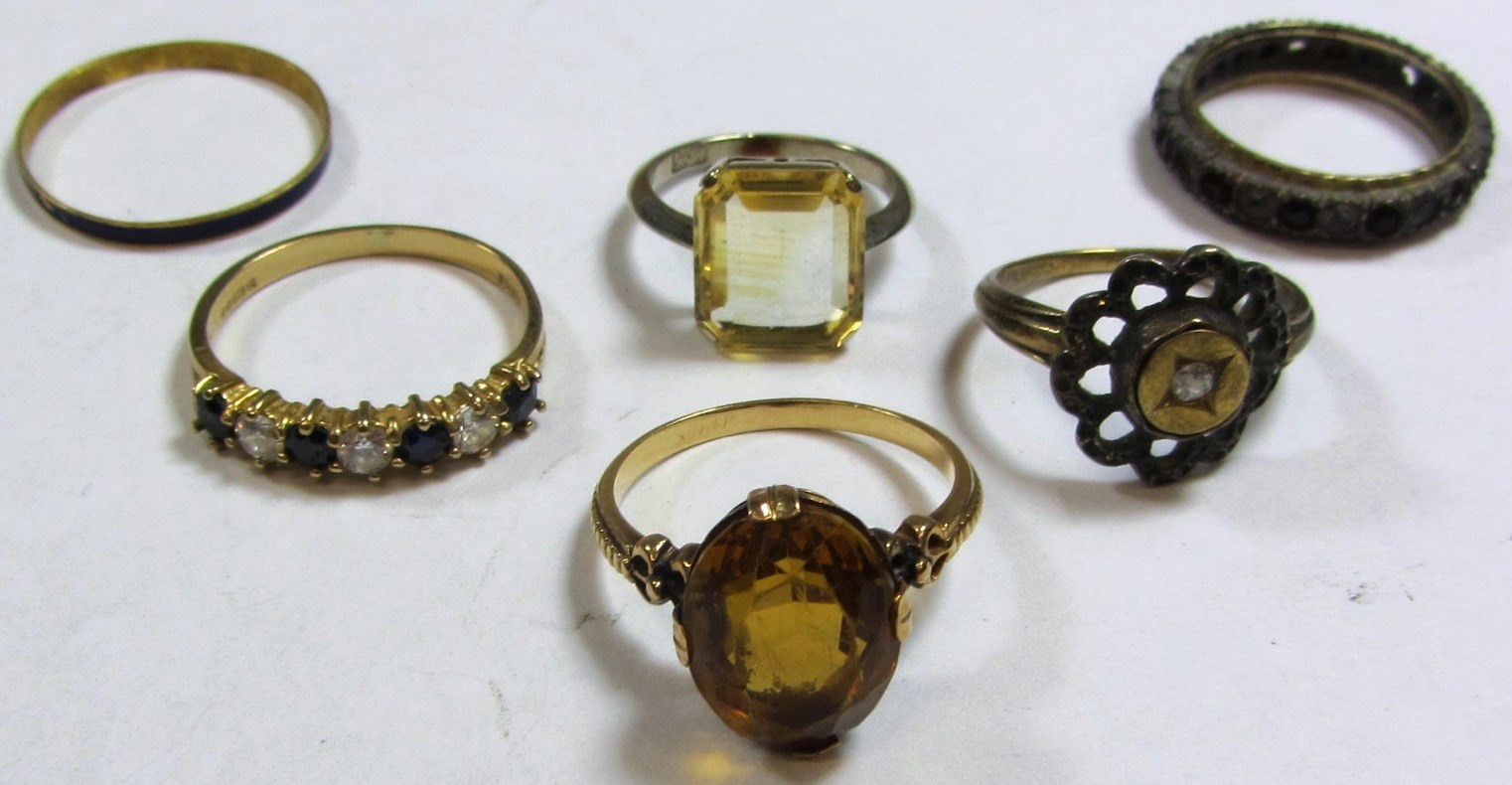 Appraisal: A white gold and rectangular cut citrine set solitaire ring