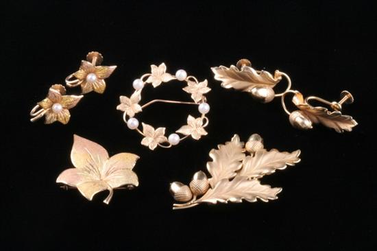 Appraisal: THREE K GOLD LEAF DESIGN PINS TWO WITH PAIR MATCHING