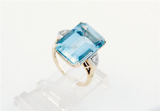 Appraisal: Aquamarine ring emerald-cut aquamarine approximately ct fine blue intensity two