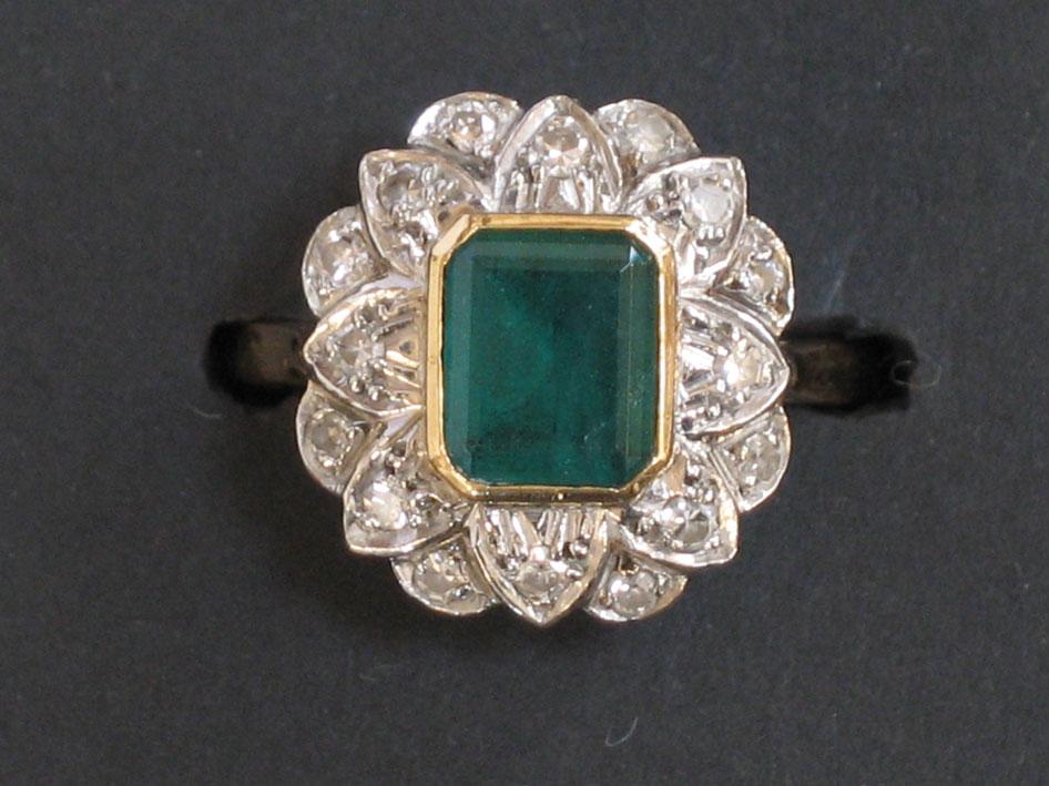 Appraisal: AN EMERALD AND DIAMOND FLOWERHEAD DRESS RING with a central