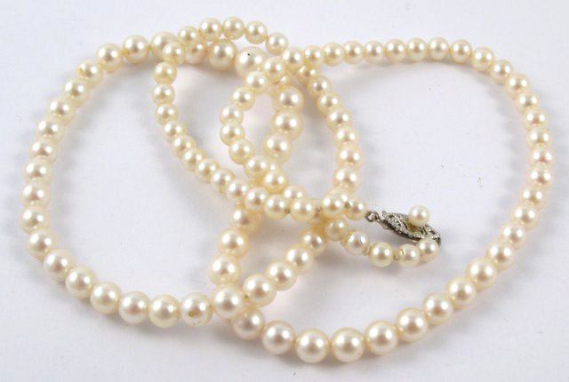 Appraisal: PEARL AND FOURTEEN KARAT GOLD NECKLACE in length and strung