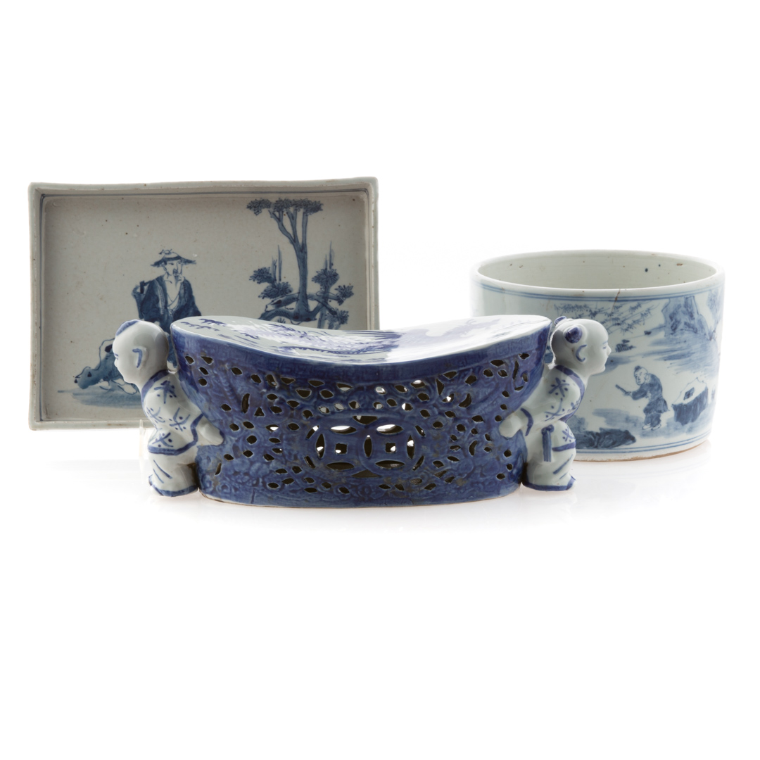 Appraisal: Three Chinese blue and white porcelain articles including bulb tray