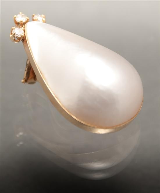 Appraisal: Yellow gold diamond and mabe pearl clip-pendant gold unmarked