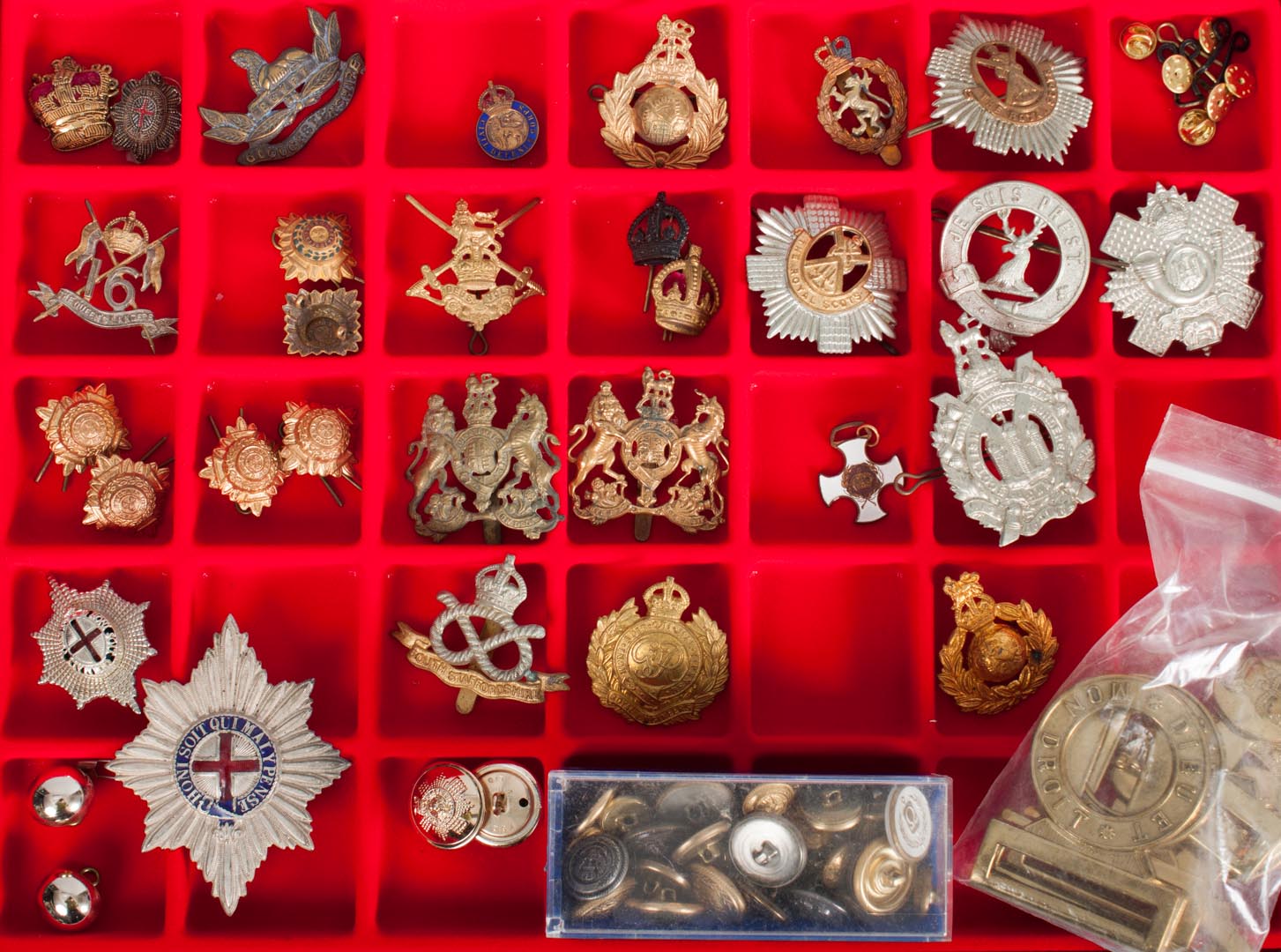 Appraisal: Assorted British military insignia comprising pieces together with various buttons