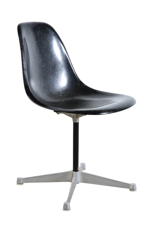 Appraisal: AN EAMES CHAIR BY HERMAN MILLER AN EAMES CHAIR BY