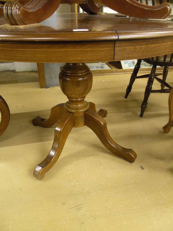 Appraisal: A mahogany extending dining table on splay legs