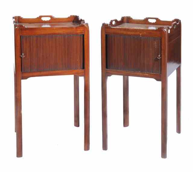 Appraisal: A PAIR OF GEORGIAN STYLE MAHOGANY TRAY TOP BEDSIDE CABINETS