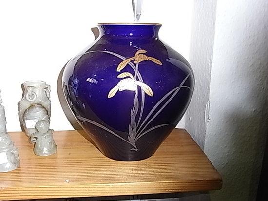 Appraisal: A JAPANESE COBALT BLUE BALUSTER VASE with stylised gilt reed