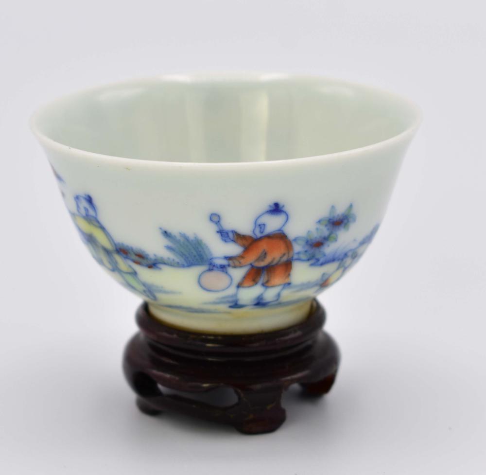 Appraisal: CHINESE BLUE WHITE PORCELAIN TEA CUPChing Dynasty gently tapering decorated