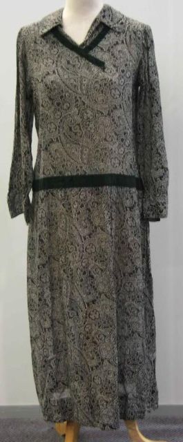 Appraisal: s daydress in paisley print in dark green and white