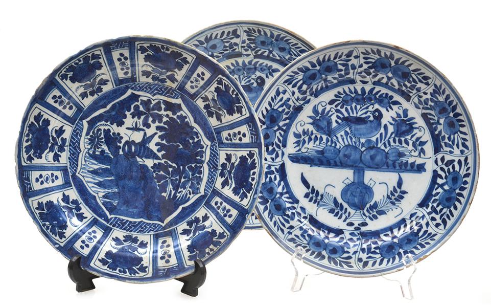 Appraisal: A PAIR OF DELFT FAIENCE CABINET PLATES WITH CHINESE DECORATION