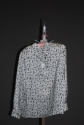 Appraisal: Louis Feraud white with black print keyhole front at neck