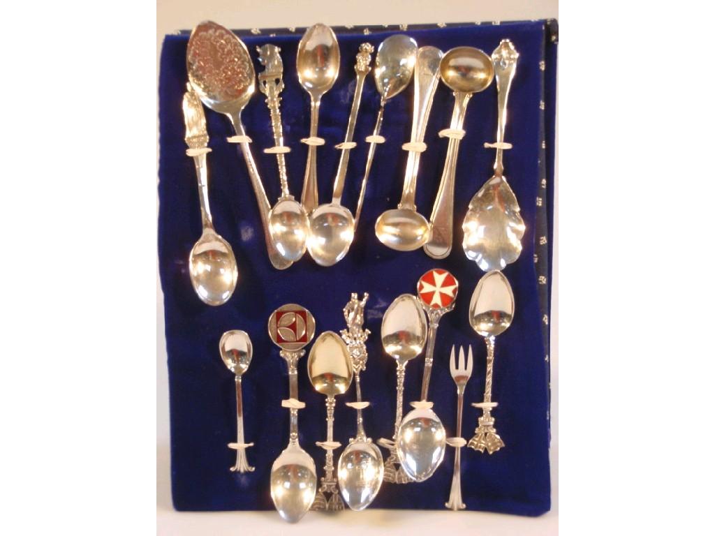 Appraisal: A pair of thC silver thread pattern salt spoons and