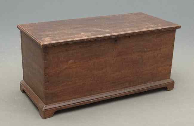 Appraisal: th c paint decorated Rennselaer County blanket box Provenance ''Goewey''