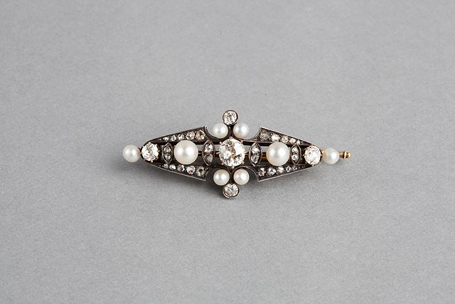 Appraisal: A VICTORIAN PEARL AND DIAMOND SET BROOCH central claw set