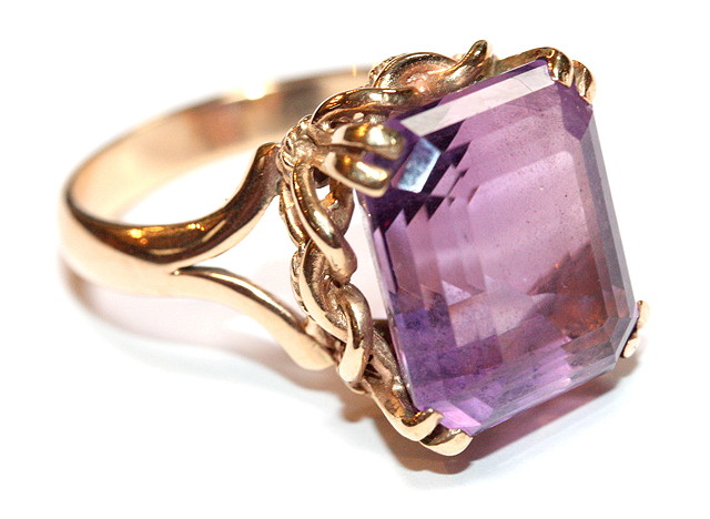 Appraisal: AN AMETHYST SET DRESS RING claw set emerald cut amethyst