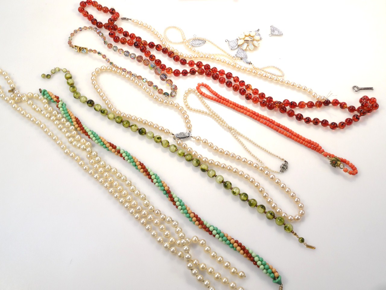 Appraisal: Various costume and other jewellery faux pearl necklace cm long