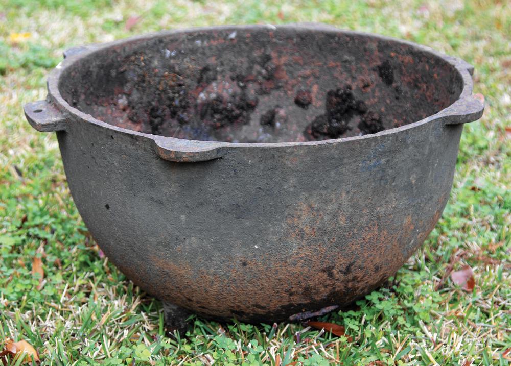 Appraisal: American Cast Iron Indigo Pot th c three short feet