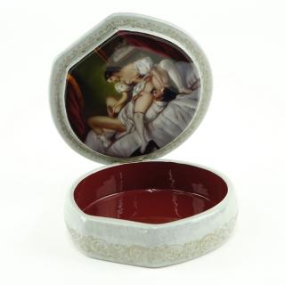 Appraisal: Erotic Russian Lacquer Papier Mache Box in Original Le Kapatini