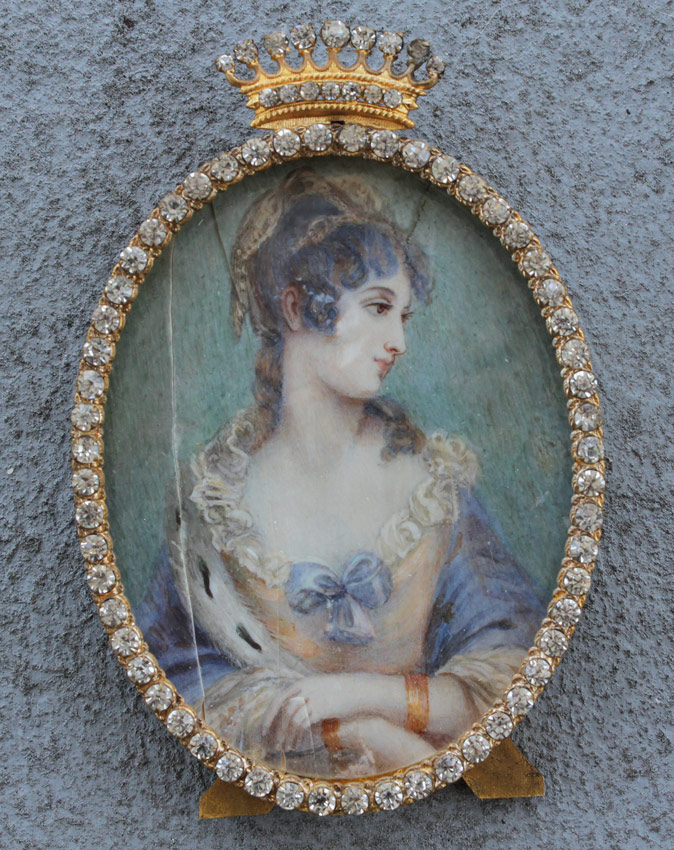 Appraisal: MINIATURE PORTRAIT PAINTING ON IVORY OF A YOUNG BEAUTY Oval