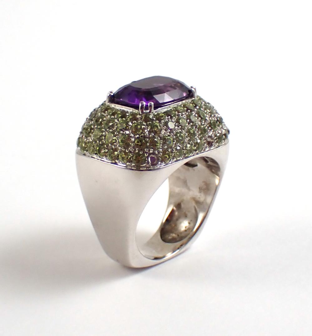 Appraisal: AMETHYST AND EIGHTEEN KARAT WHITE GOLD RING The heavy k