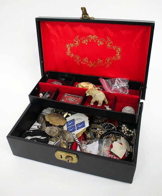 Appraisal: A JEWELLERY BOX containing a group of miscellaneous items to