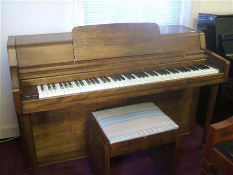 Appraisal: YAMAHA MAPLE SPINET PIANO A