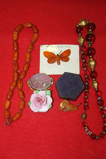 Appraisal: AN AMBER NECKLACE an amber brooch in the form of