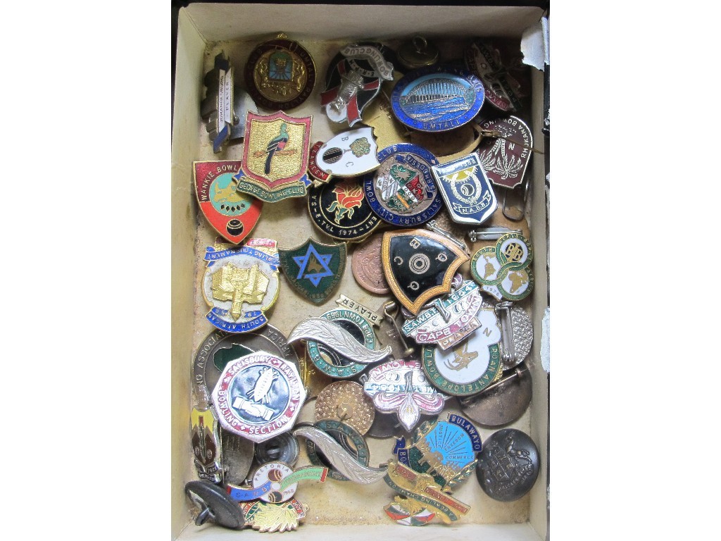 Appraisal: Box of enamel bowling club badges